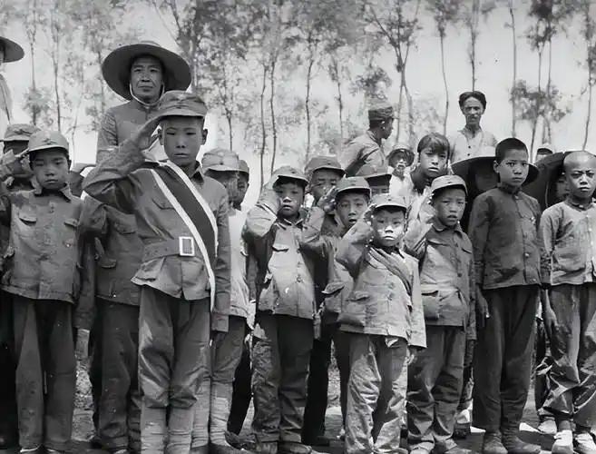 1935年9月，陕甘根据地。一支队伍走进来了。他们是第一支。在所有踏