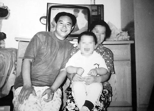 1983年，北京一名18岁少年，因抢了路人1顶帽子被判流氓罪，并处以死缓，他积极