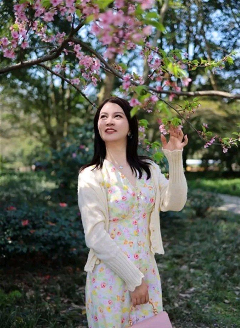 跟中年女人约会，搂搂抱抱已经过时了，现在流行这三个动作。第一个是过马路的时候轻