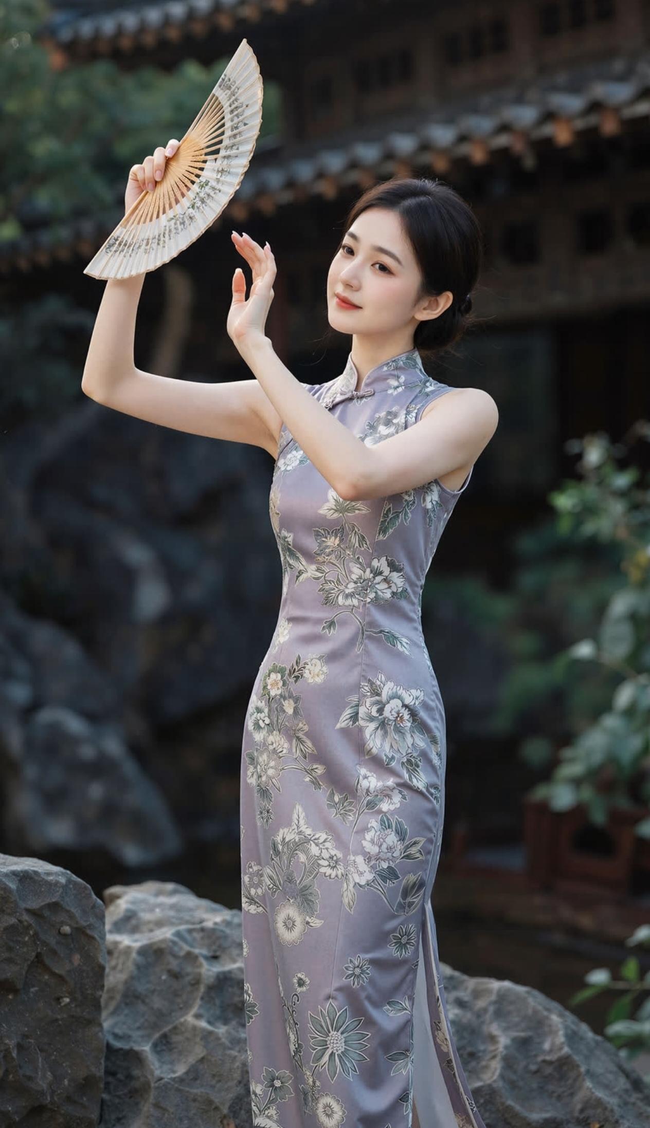 一袭旗袍，染就一树芳华，庭院清风，花枝相伴，藏着独属于东方女子的温柔气韵。时光不