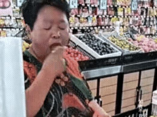 这下妥了！两个大妈一个超市解决晚饭、一个连饭后水果都有了，吃得沟满壕平！一个大