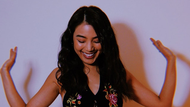 她是姜沛女儿, 与抑郁缠斗12年几欲自杀, 40岁闯好莱坞丈夫很给力