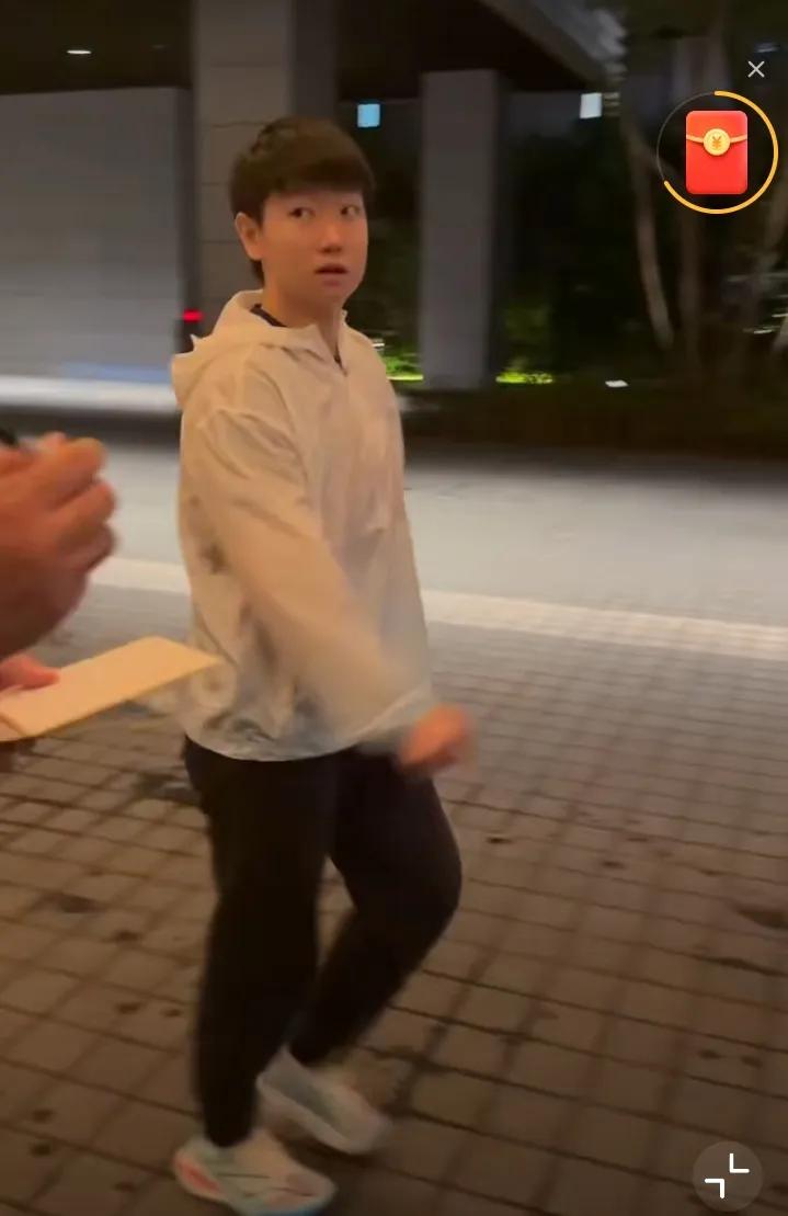 昨晚国乒女队分头出发吃饭去了[笑着哭]。昨晚莎莎和马琳指导、大迪、陪练闫禹橦等一