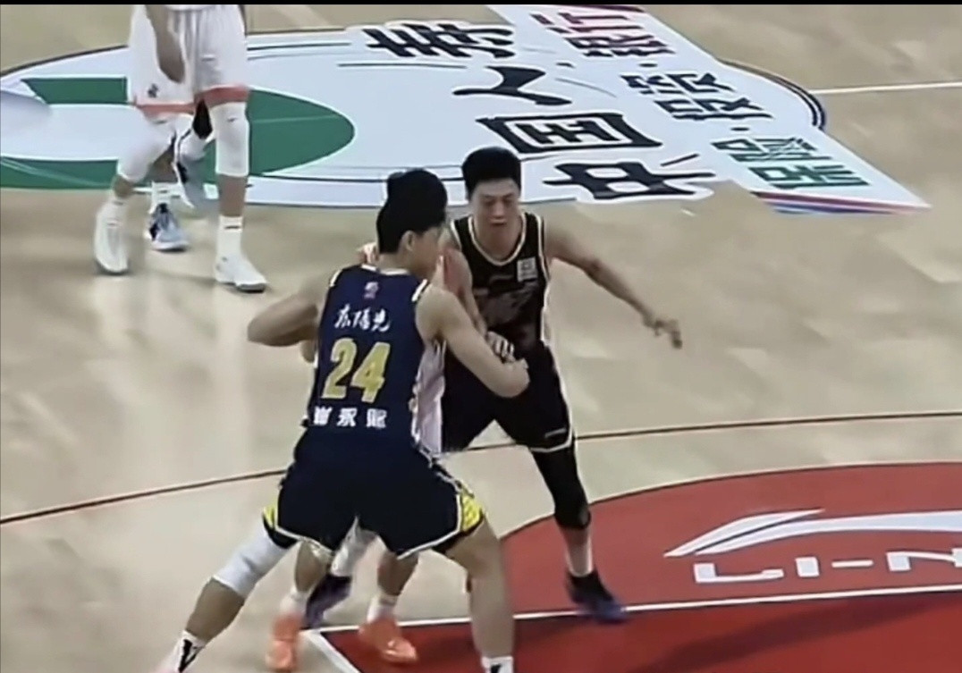 有球迷不懂为什么江苏男篮客场输给广东男篮赛后，庞峥麟走到杜峰面前鞠躬！应该对于杜