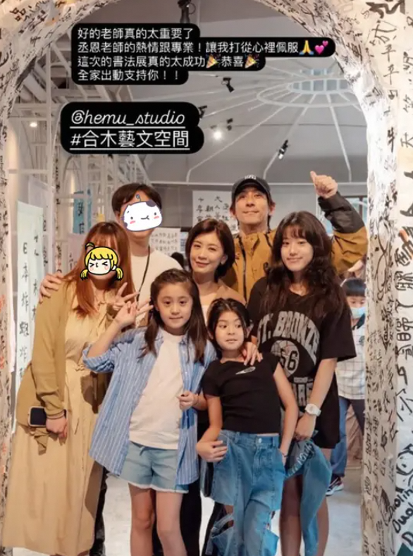 贾静雯一家五口看展，咘咘长大变化大仍招人爱