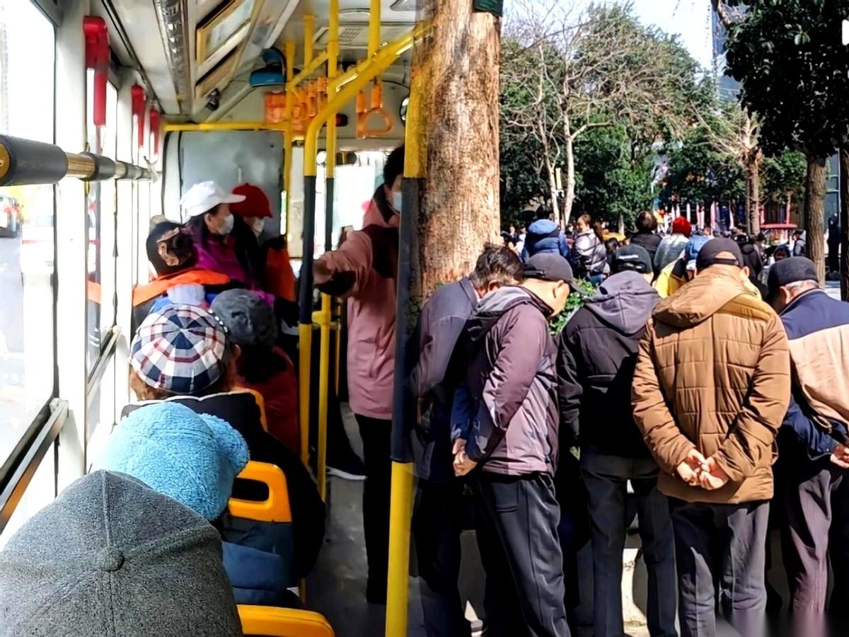 我爸头上的那顶黑帽子，像是焊上去的。大夏天，后脖颈子都热出痱子了，汗珠子顺着鬓