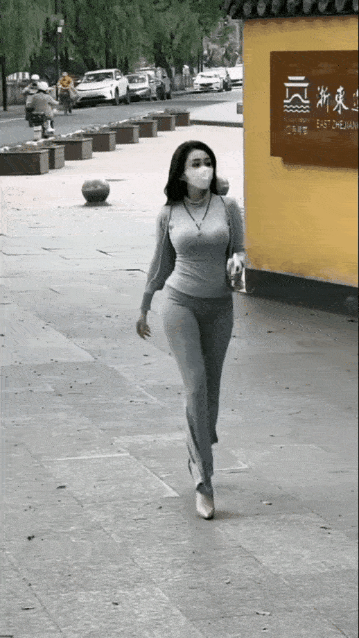 三个美女在大街上摇曳生姿，哪个最养眼？第一个美女不胖不瘦，身材丰满，凹凸有致，