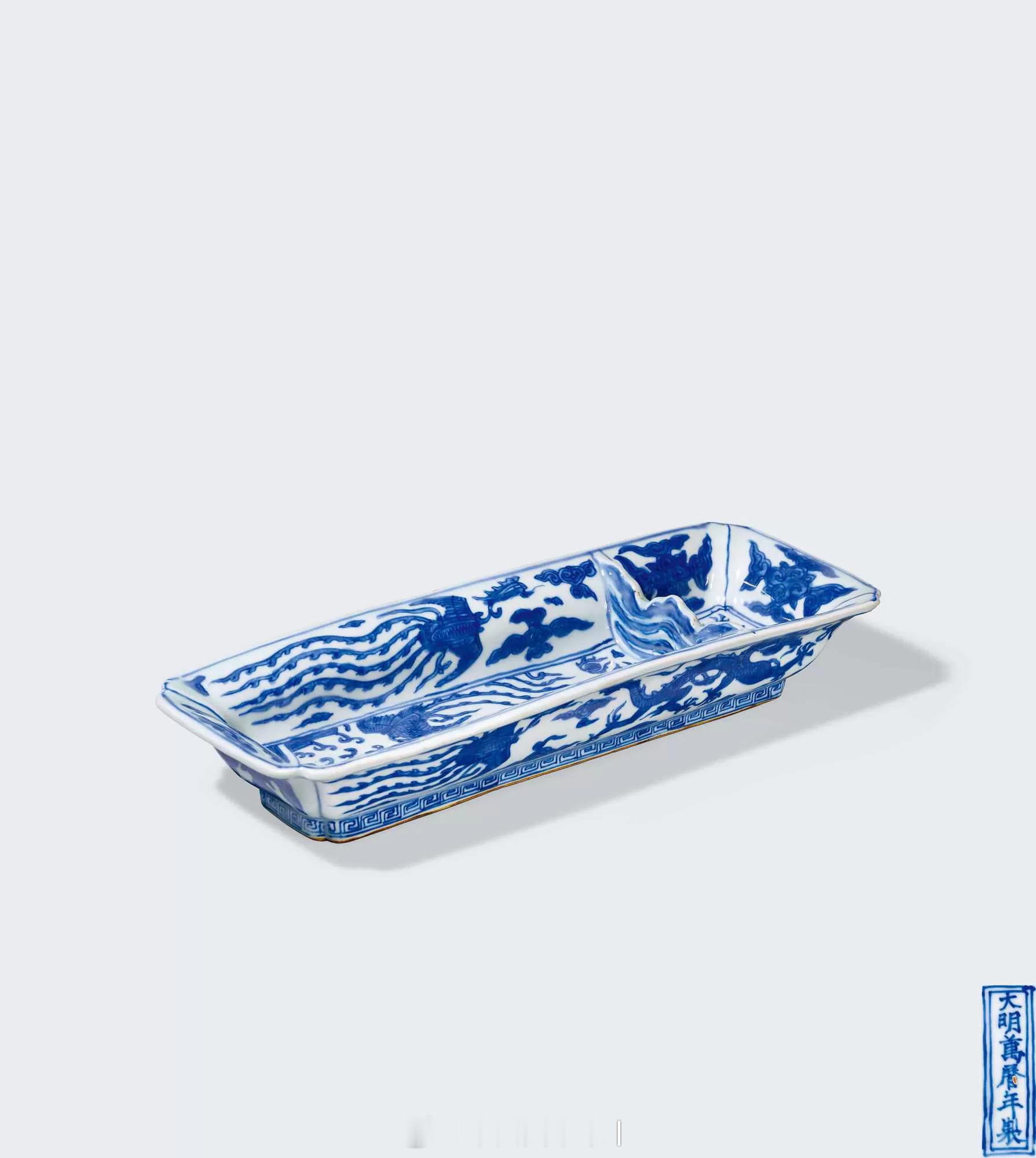 悦色集|明万历青花龙凤纹笔船万历一朝，官窑瓷器制样可谓极尽巧思，各种器形层