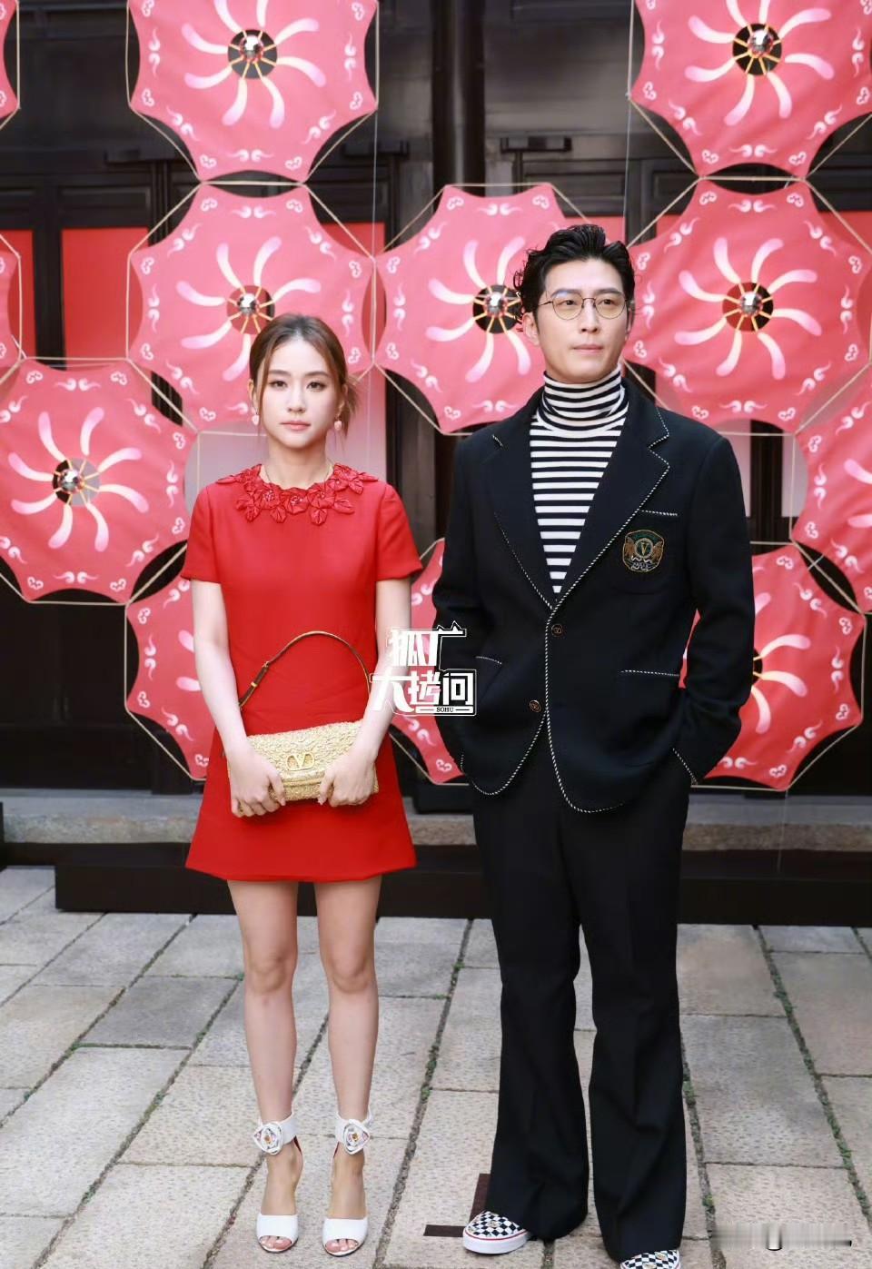 这是今天窦骁和何超莲一起出席华伦天奴活动的照片。大家看图一二三，是不是觉得何超