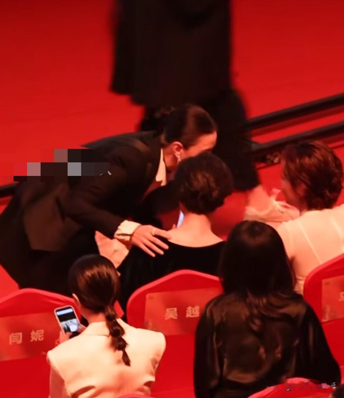 合照也没有闫妮！他们是师姐妹关系，谁得奖都一样……闫妮后面颁