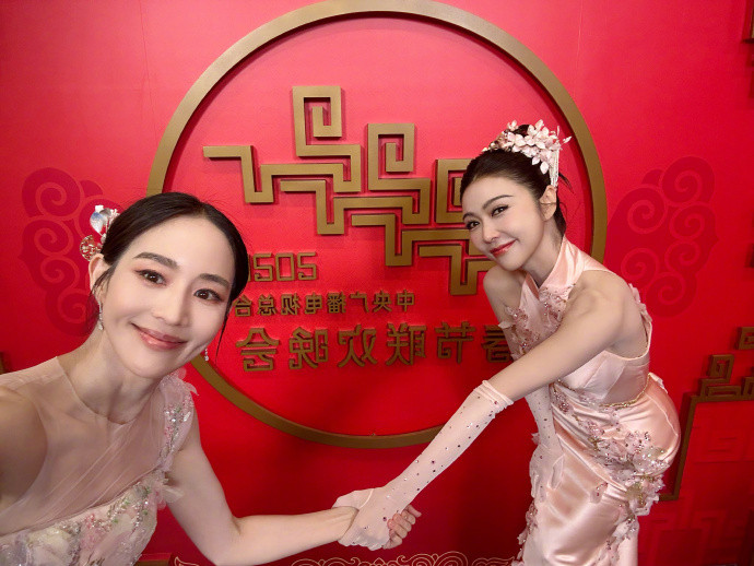 张钧甯首登春晚圆满完成恭喜张钧甯春晚首秀圆满落幕！在《立春》舞台上和九位姐姐