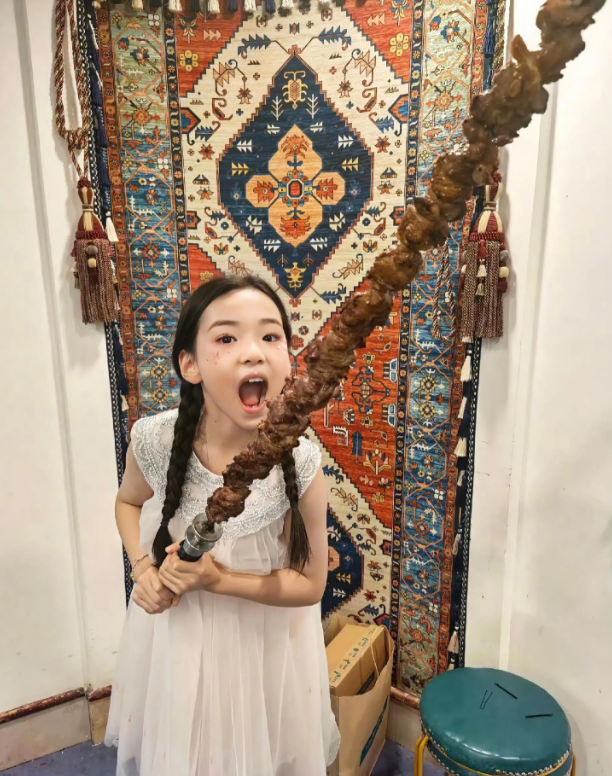 小酒窝主动要对张维伊改口，这事儿藏着俩暖心细节给重组家庭提了个醒，孩子心里的