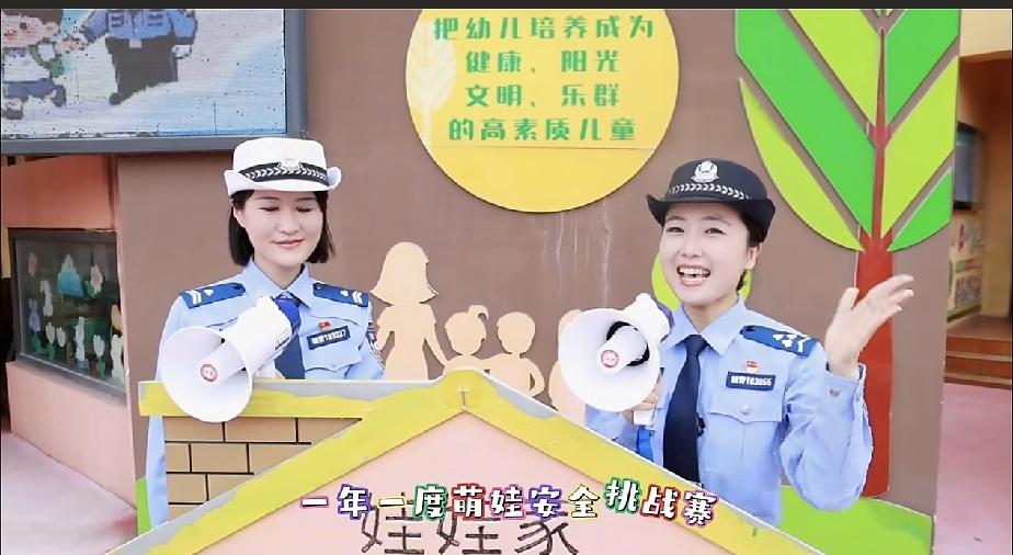 白色帽子的警察小姐姐和藏青色帽子的警察小姐姐有什么区别吗？两个人都是正式警察