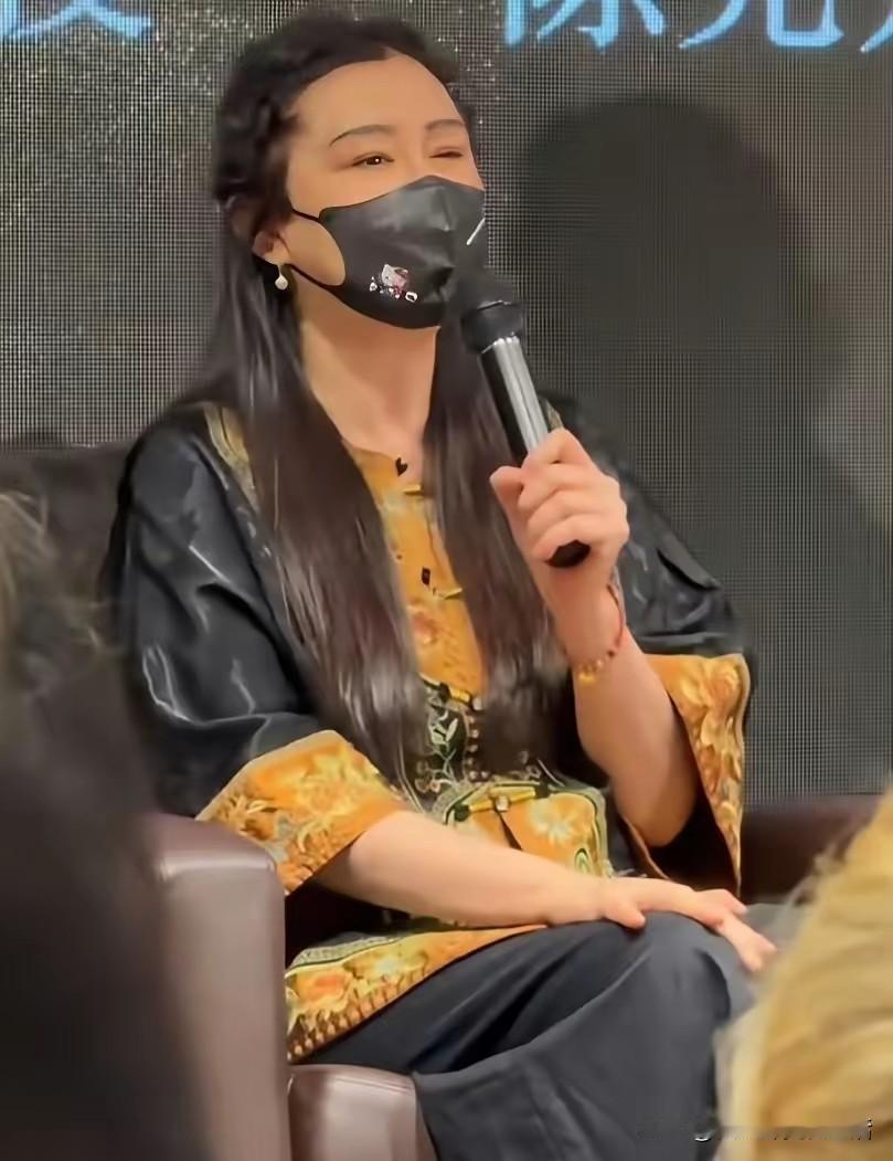 有的网友说王祖贤曾经出过车祸，所以容貌才变成现在这个样子。不知道消息真假，反