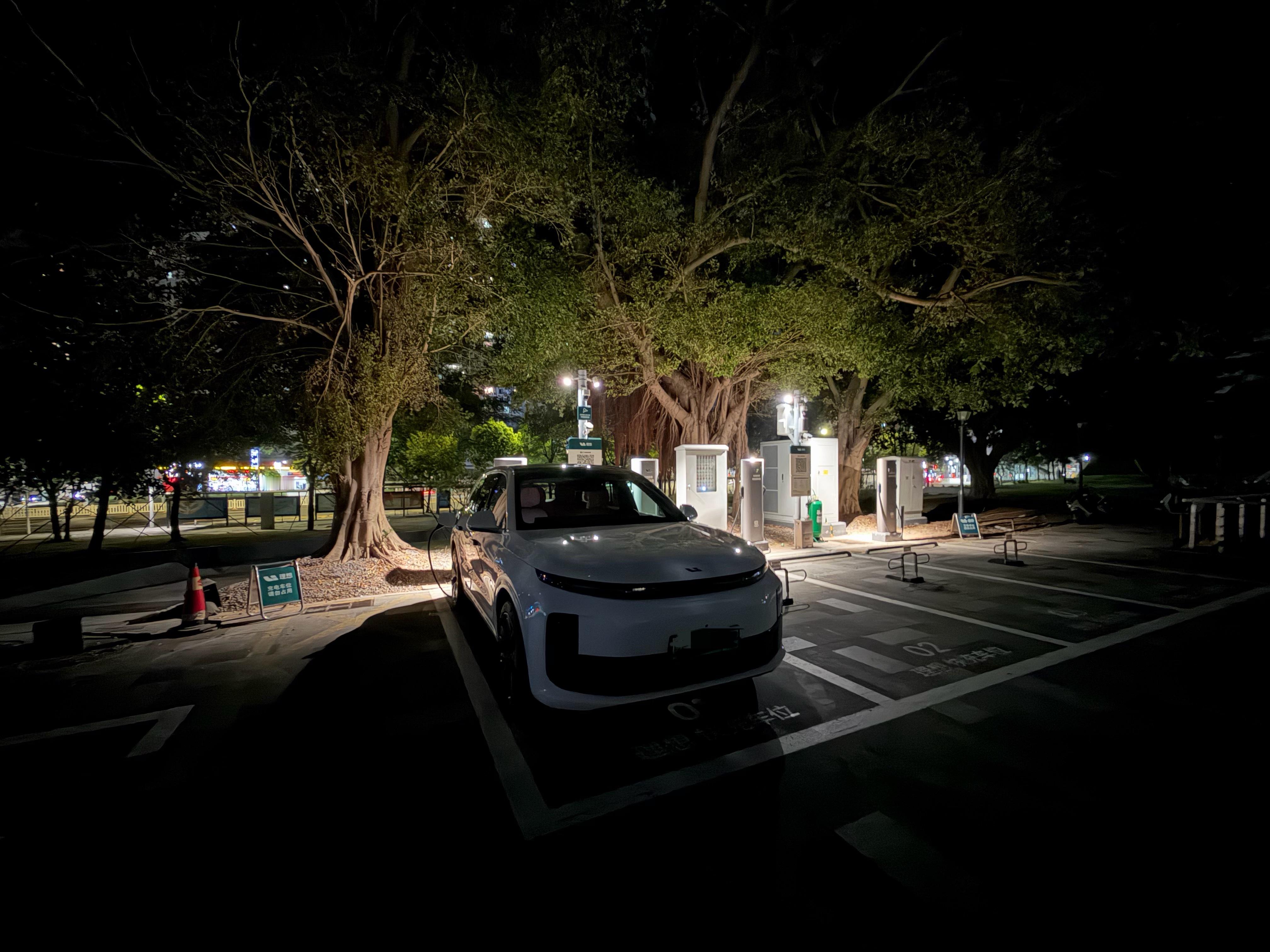 好久没半夜冲拼好电了，平时都当油车在跑，0.65一度电真便宜