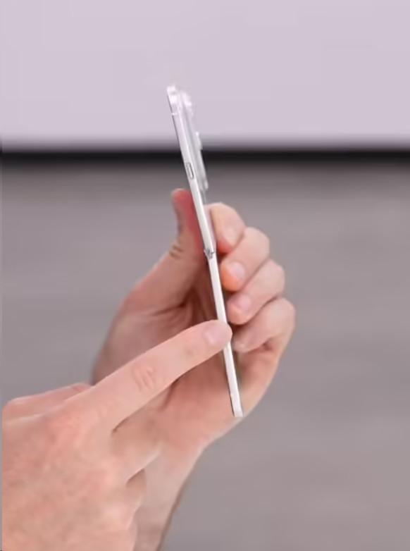 外网博主放出苹果首款折叠iPhoneUltra机模一边大圆角，一边90°直角