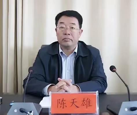 老陈可是正儿八经的数学高材生，西北师范大学数学专业毕业，后来还读了研究生，脑子肯