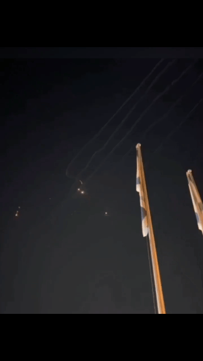 以色列特拉维夫昨天晚上继续挨捶。伊朗的导弹一枚又一枚击中特拉维夫地面，发生剧烈爆