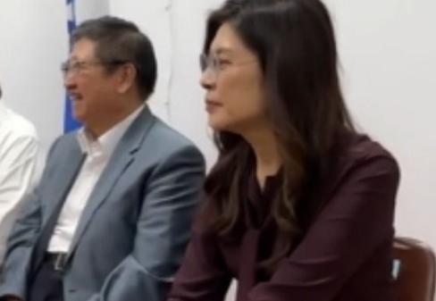 国民党主席郑丽文29日下午到新竹县党部，主持新任主委杨文科的布达典礼，但曾和“立
