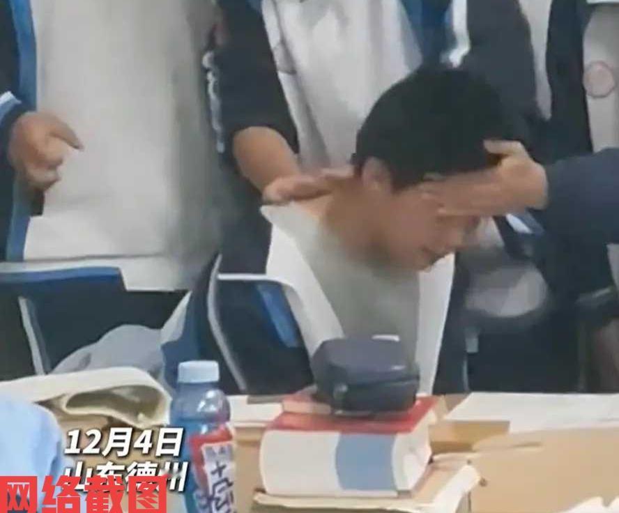 山东德州有名男生上学时发烧脸红了。老师也是看到学生的身体状态，怕感染到其他同