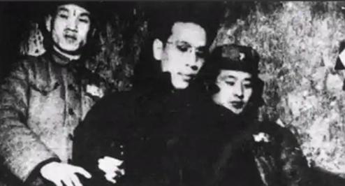 1950年，黑心商人王康年将过期变质的止咳糖浆，卖给了解放军，部队发现后，责问他