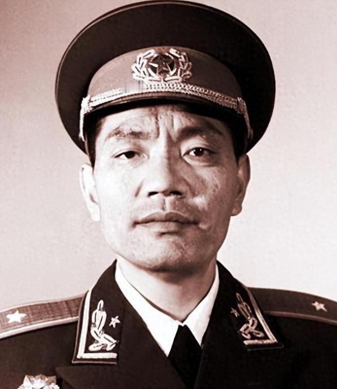 1959年将军回乡探亲，正好撞上哥哥带着全家外出要饭，当地官员却个个都是油光满面