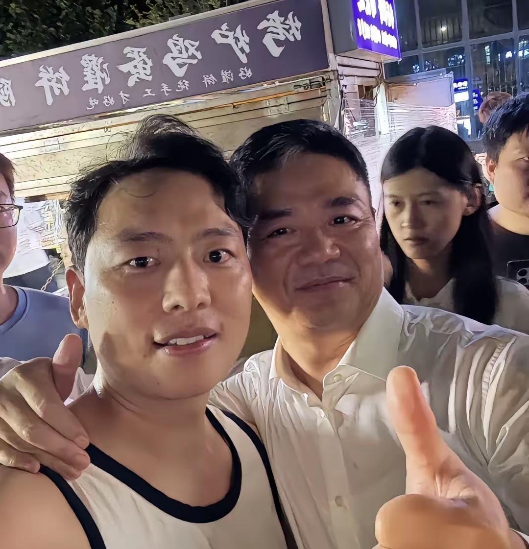 真的很好奇像刘强东这样凌晨一点多在宿迁街头吃宵夜，会有保镖吗？！今天一大早