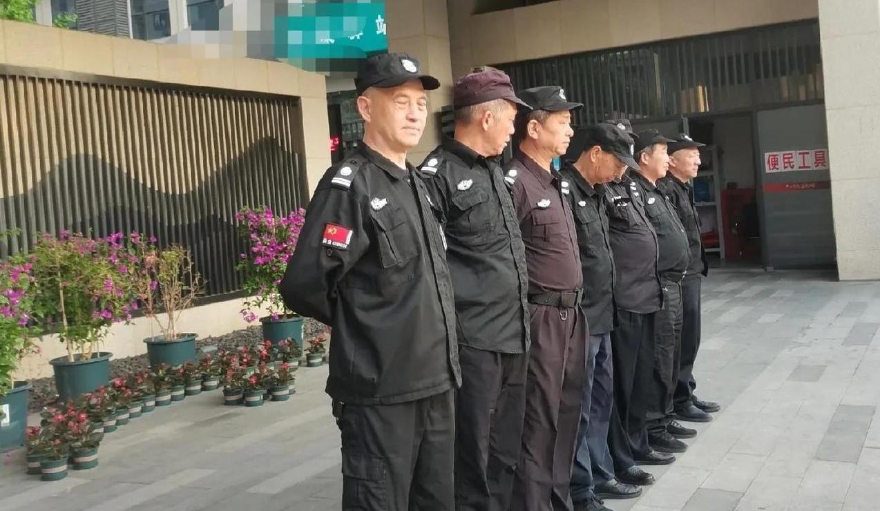 我们小区的保安基本都是五十岁往上，他们大部分来自农村，一般是老两口一块来到这个城