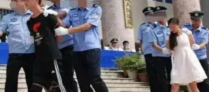 2009年，海南三亚，一对情侣犯人被押赴刑场执行死刑，临刑前，留下的一张老照片，