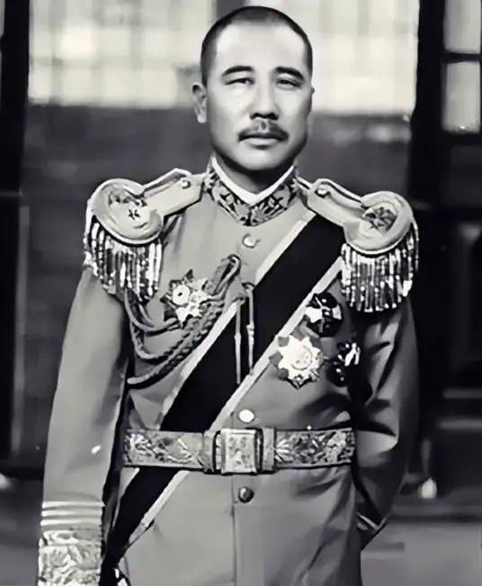 1922年，张宗昌和一个俄国武官推牌九。几局下来，武官输得精光，一只手已经摸向腰
