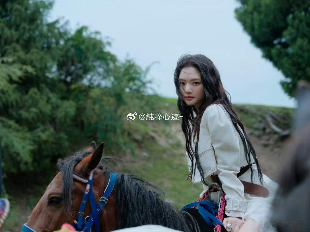任敏骑马真的很出片策马漫步的画面治愈又亮眼，气质浑然天成。没有刻意摆拍的僵硬，