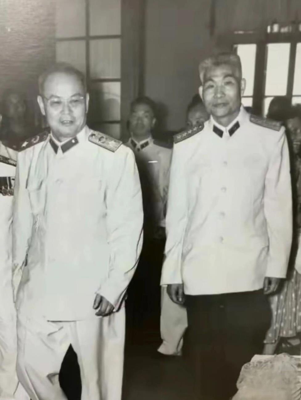 1965年8月，叶剑英元帅与海军司令肖劲光的老照片。叶剑英提出“要塞+机动”防御