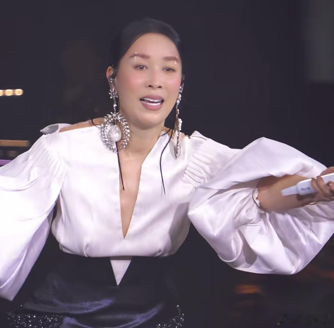 为什么那英快60岁了，还在不停开演唱会？原因很简单，不是因为缺钱，是因为她知