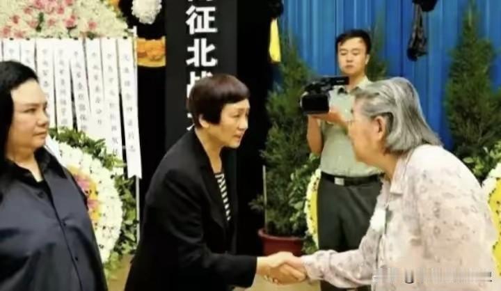 一世相伴，忠魂永念，田普告别仪式上的感人一幕。2017年7月6日，许世友将军夫