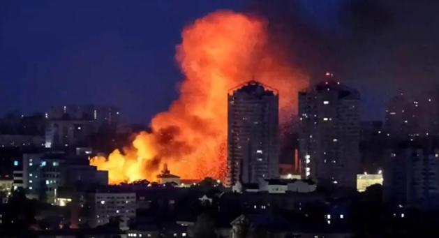 基辅一夜挨了77枚导弹，北约弹药库炸出7次大爆炸，乌军防空为何集体哑火？15分