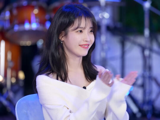 IU“今天是温柔姐姐”