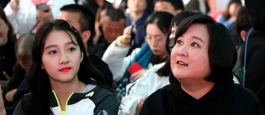 我敢说，现在全网最尴尬的就是贾玲了！关晓彤主动找上门求合作，眼巴巴等了小半年，得