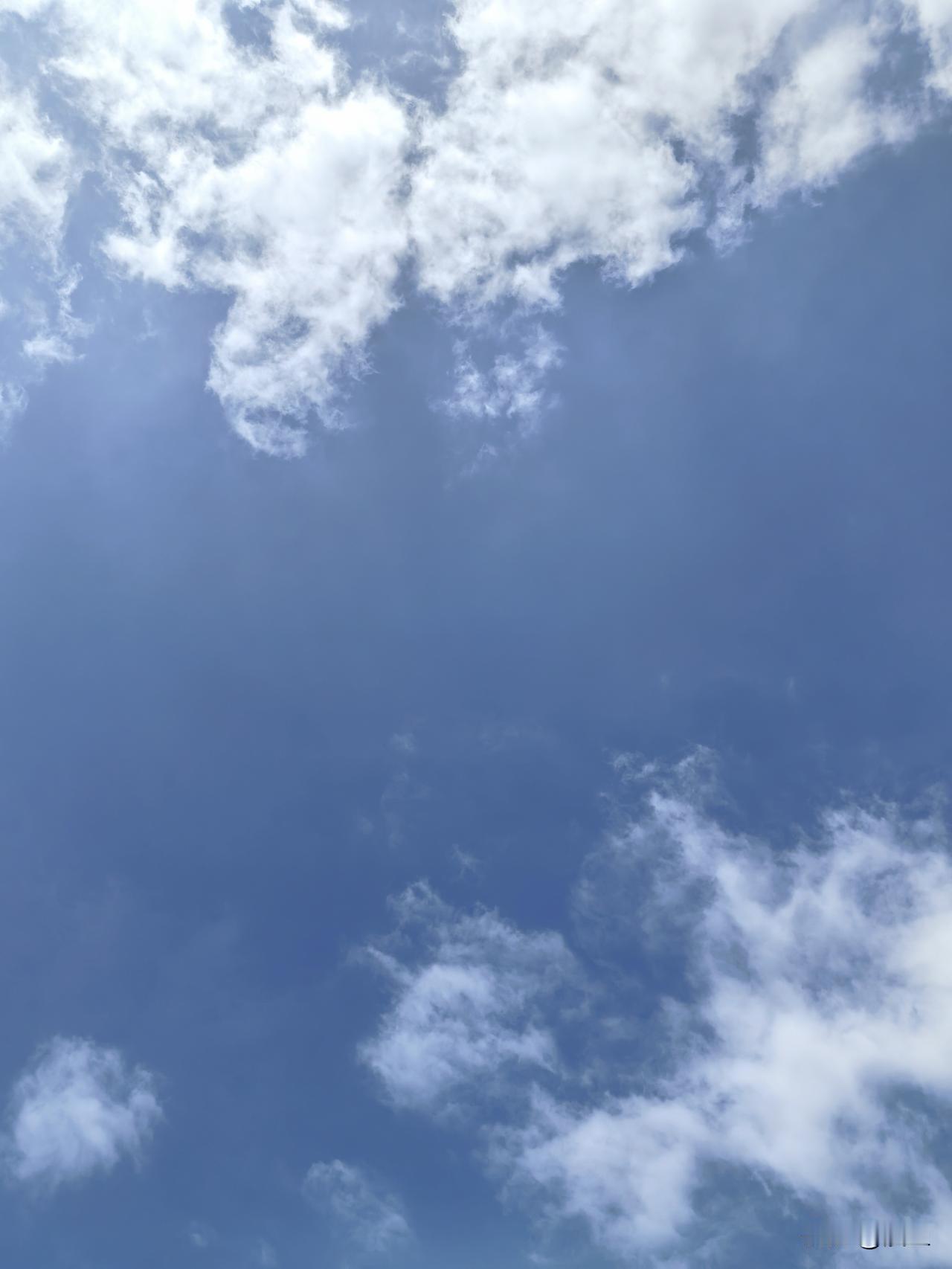 今天冬至，昨晚上了夜班。昨晚哥哥说热得睡不着，开了风扇，很晚才睡得着。早