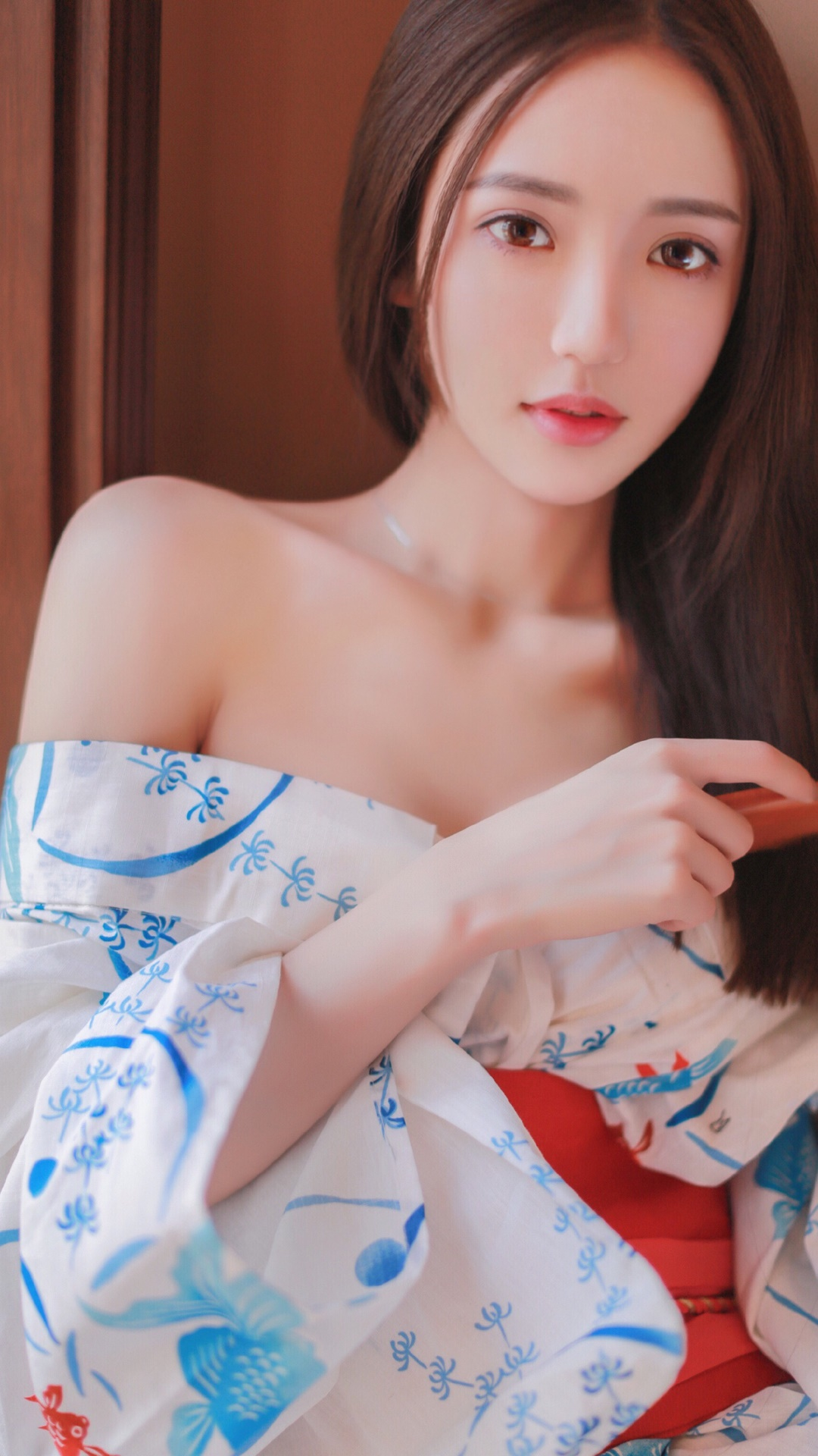 笑话：甲：“我发现我老婆最近老是背着我打电话，肯定有情况。”乙：“别瞎想，也许是