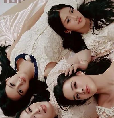 钟丽缇和三个女儿的合体画面，简直是美炸了。钟丽缇和她三个女儿一起穿裸色衣服，Y