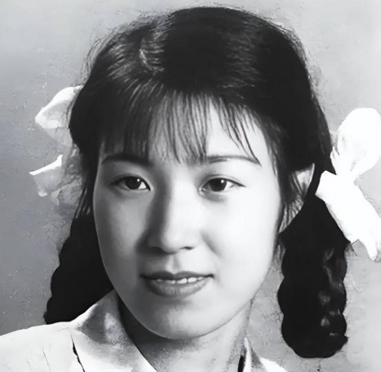 🌞1956年，末代皇妃李玉琴探视溥仪，管理员破例允许夫妻团聚。谁料一夜温存