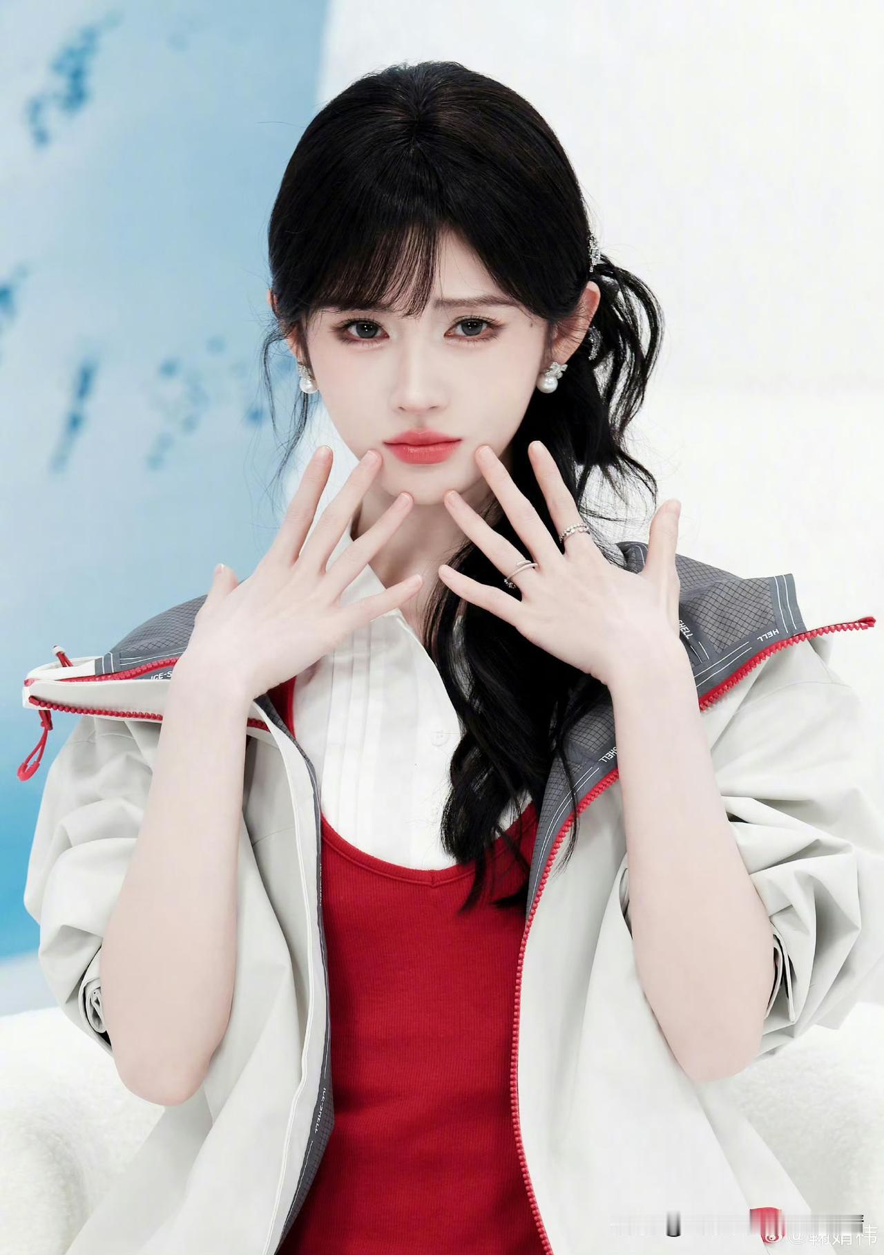 鞠婧祎｜甜酷造型诠释多面魅力鞠婧祎释出全新造型大片，一面是运动风外套内搭红