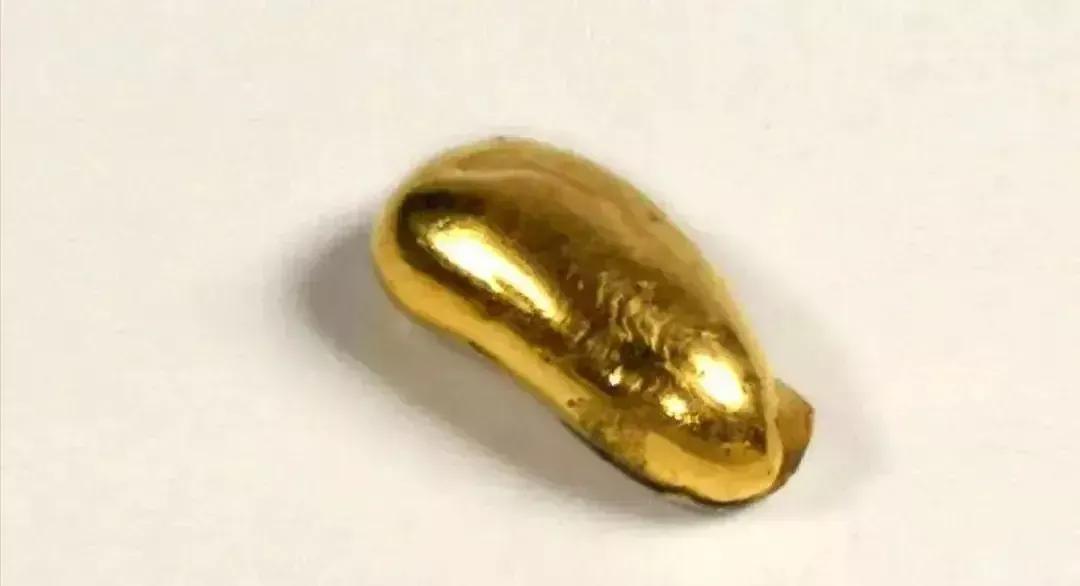 1962年，江苏溧阳，村民董法清正在清理鱼塘。突然看到脚下淤泥里有金色光闪了一下