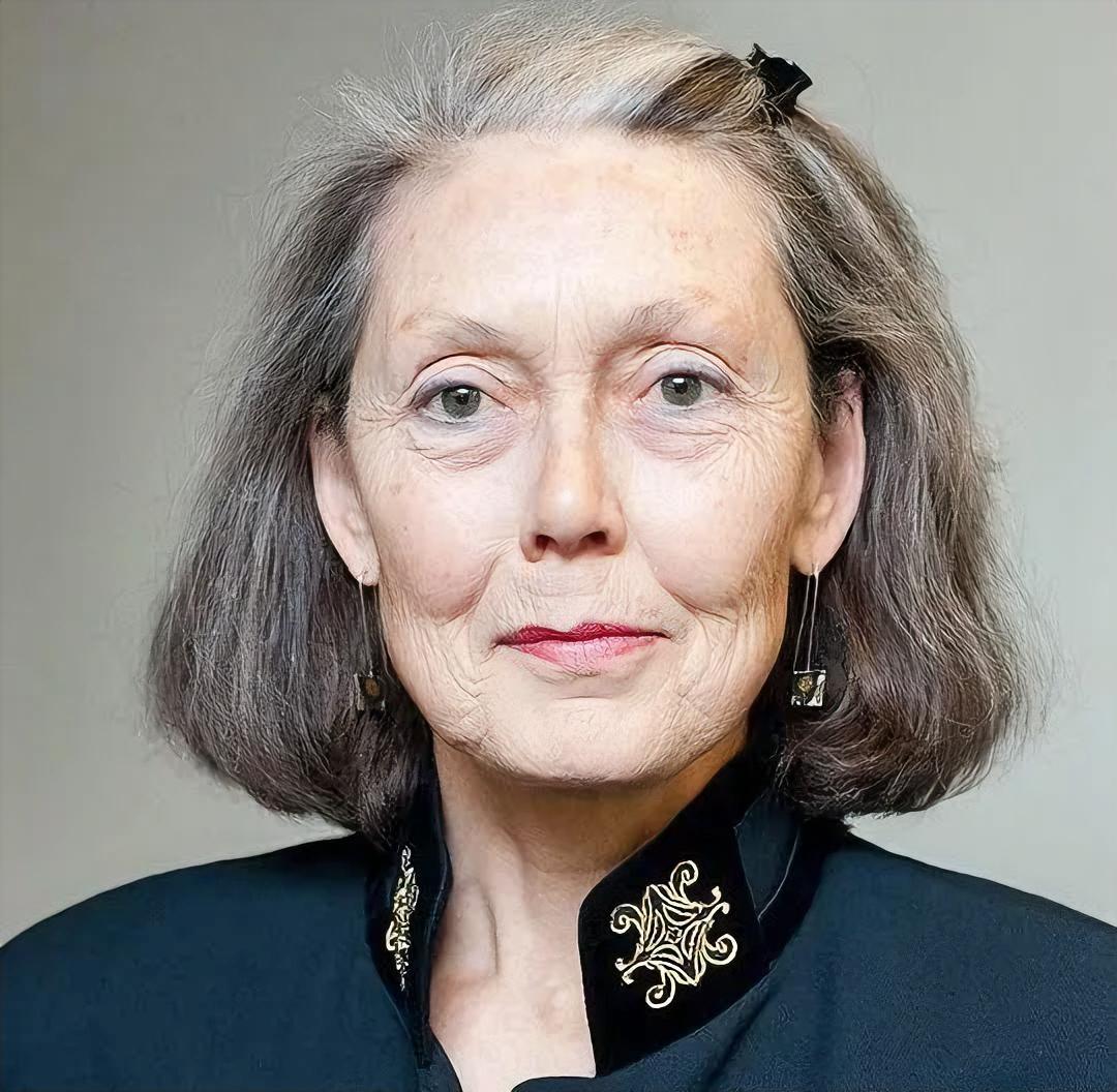 加拿大裔冰岛女作家安妮·卡森获得了2026年诺贝尔文学奖，而赔率最高的残雪失之交