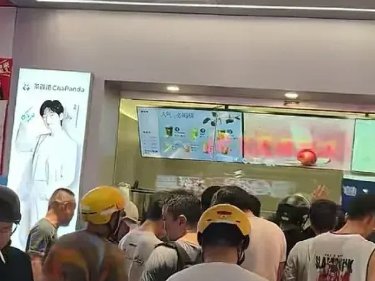 外卖大战太疯狂！骑手忙疯了，有骑手一天送127单，赚了1700多元。阿里和美团