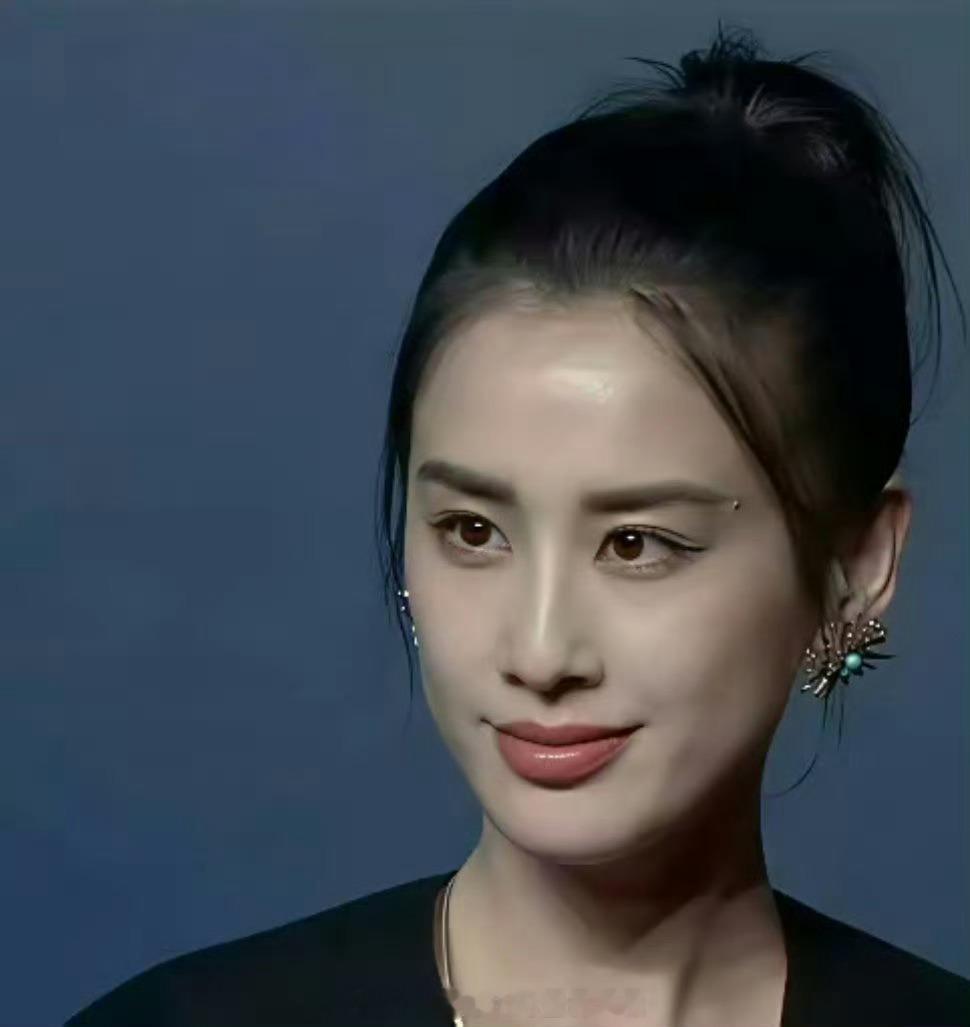 事实证明，真正抗老的是长脸，而不是圆脸。看黄圣依这脸型和骨相，都没有法令纹。
