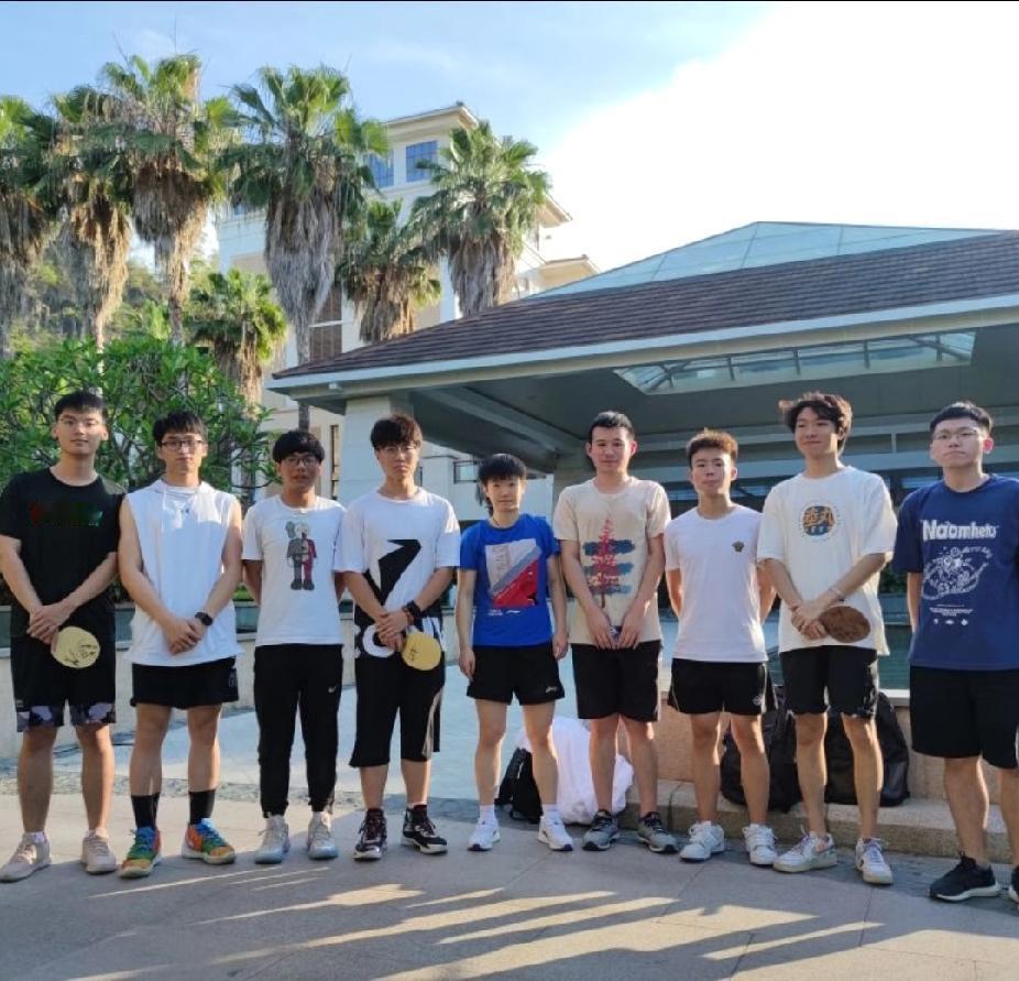 孙颖莎站C位，小个子有大能量！第一次刷到这张合影，瞬间被C位的孙颖莎吸引了！