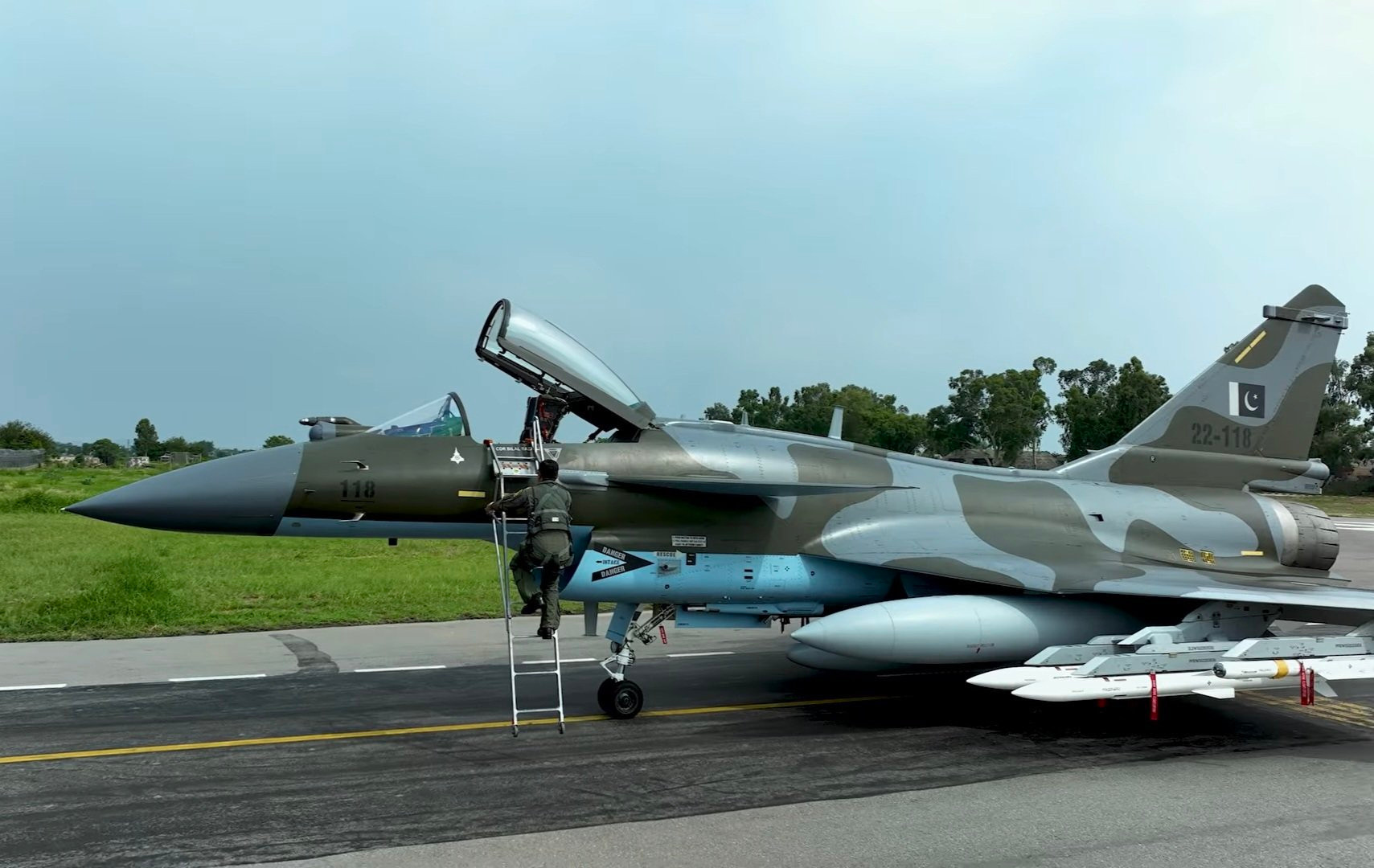 巴基斯坦空军歼-10CE，尾号22-118，带有官方的阵风击落标志。巴基斯坦空