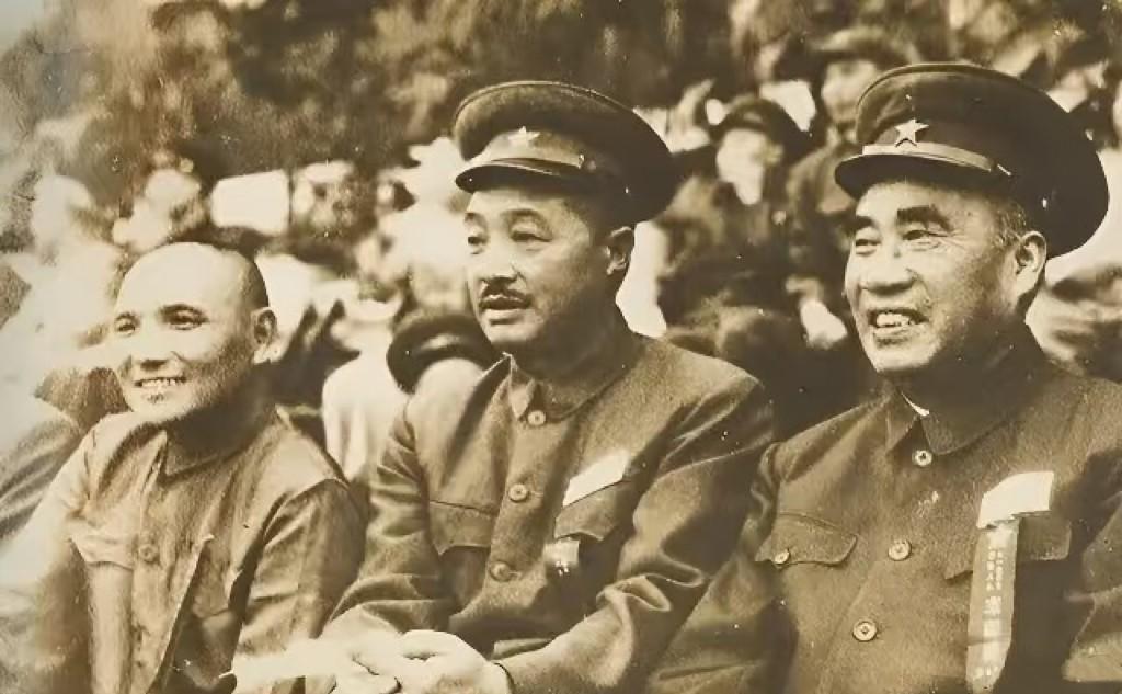 贺龙和任弼时在贵州会师，中央只说："两军团共同行动时，由贺任统一指挥。"可谁听谁