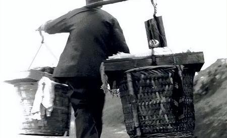 1943年，一铜匠被鬼子抓去搬弹药。鸡贼的铜匠每次趁鬼子不注意，扛着弹药箱偷摸地